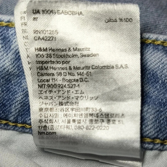 H&M Women's Ultra High Waisted Mom Plus Distressed Jean Shorts, 16 - Picture 5 of 10